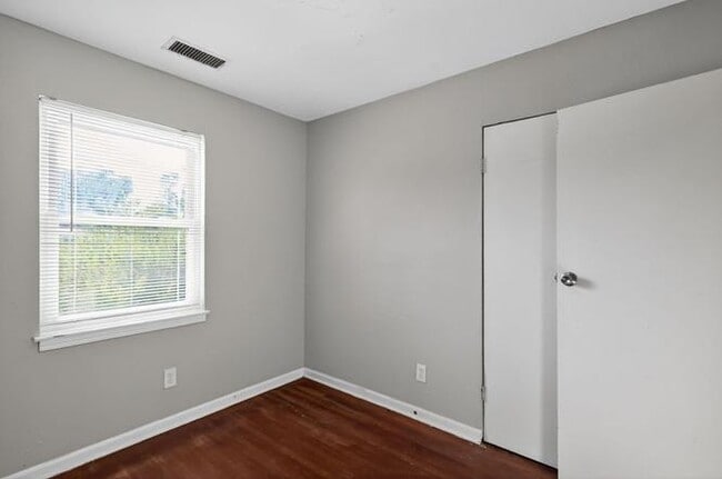 Building Photo - 896 Pawnee Ave