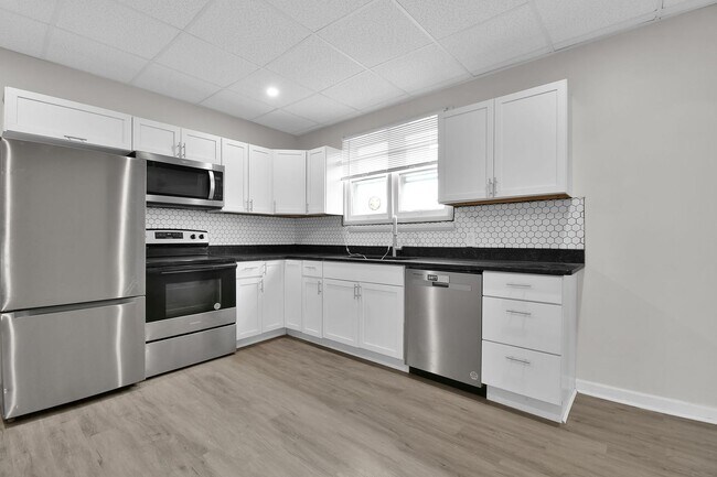 Building Photo - Large Single Family Rental - Available Now