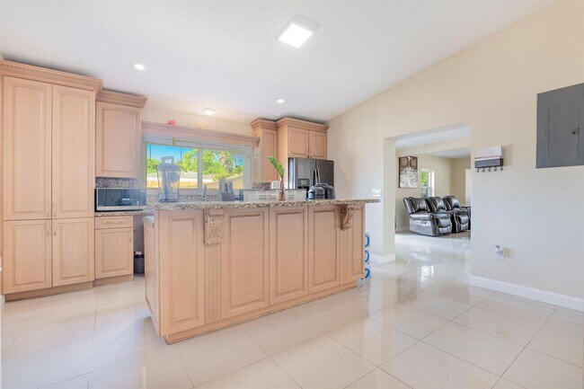 Building Photo - 6824 SW 5th St