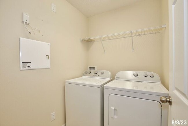 Building Photo - Beautifully Appointment 3/2.5 Modern Townh...