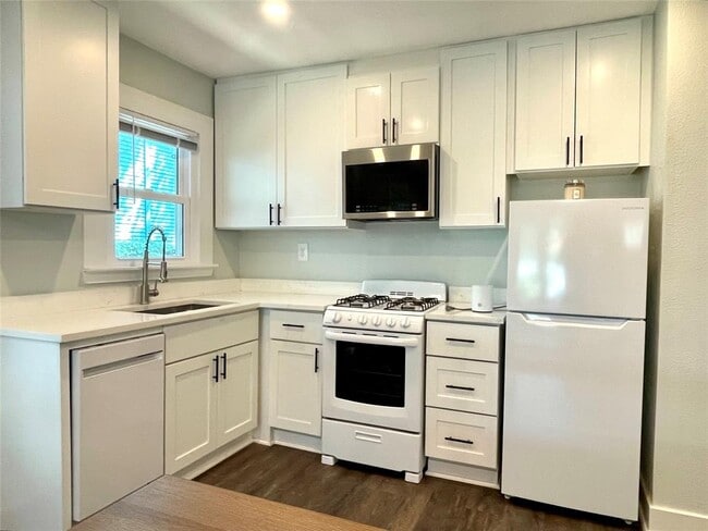 Building Photo - 807 E Riverside Dr