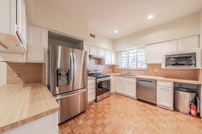 Building Photo - 2-bedroom, 2-bath condo located in the highly desirable Ridglea North neighborhood.