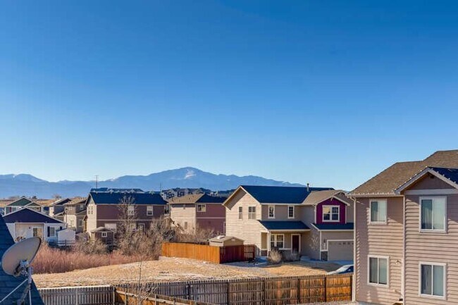 Building Photo - Evolve Real Estate: Available November 1 U...