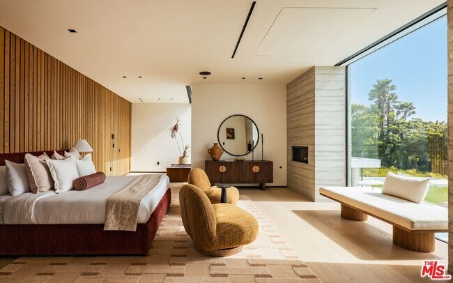 Building Photo - 6889 Dume Dr