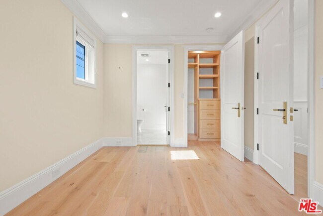 Building Photo - 1153 S Clark Dr