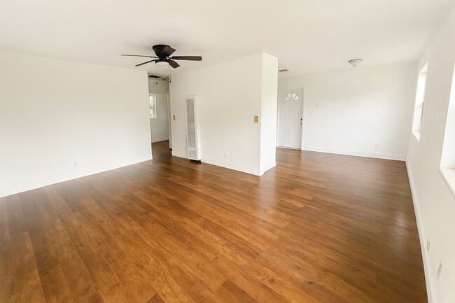 Building Photo - Charming 2BR/1BA Apartment in Sunrise – $2...
