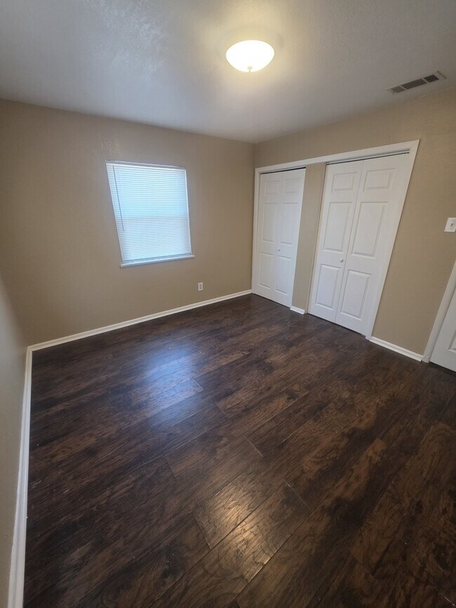 Building Photo - 711 Ruby Dr
