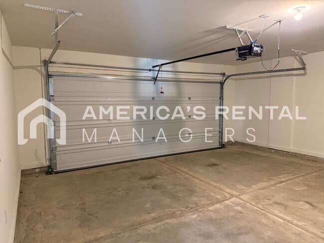 Building Photo - Move-in Special! Beautiful 5 Bed, 2 Bath h...