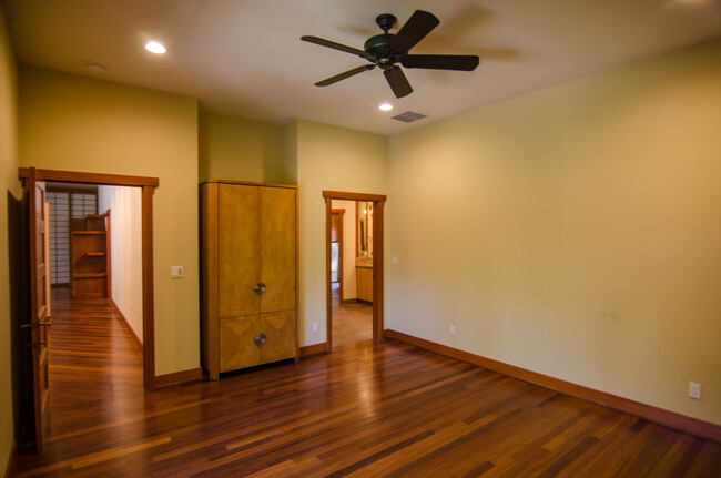 Building Photo - Beautifully Updated Private Guest House wi...