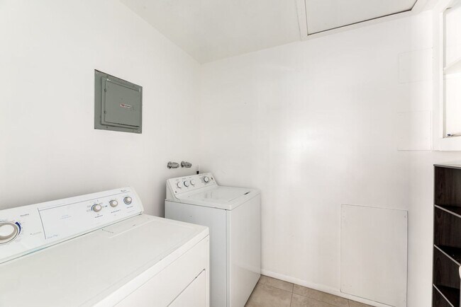 Building Photo - North Provo Duplex