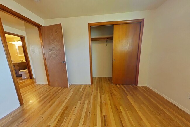 Building Photo - 2 Bedroom Duplex ~ Close to Campus