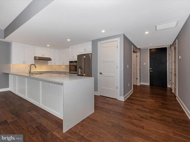 Building Photo - 210 E 2nd St