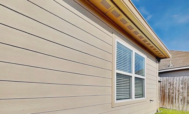 Building Photo - MOVE IN READY