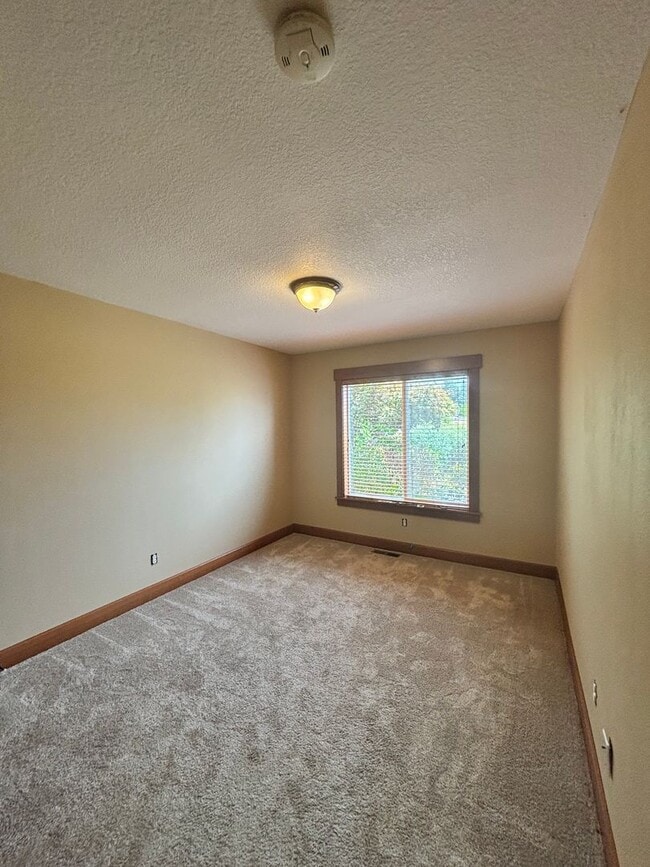 Building Photo - Spectacular Oregon City Single Level