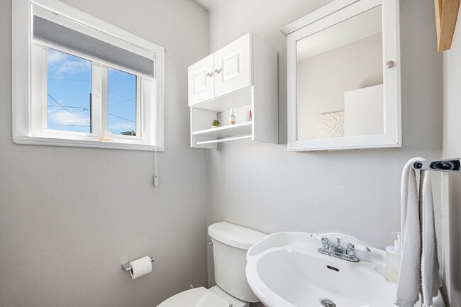 Building Photo - Charming 2bed/1.5bath Bungalow near Wash Park