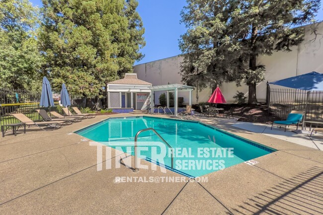 Primary Photo - Gorgeous Roseville Home! 18 Month Lease! -...