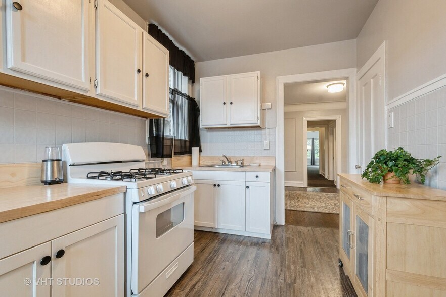 Kitchen - 6335 N Claremont Ave