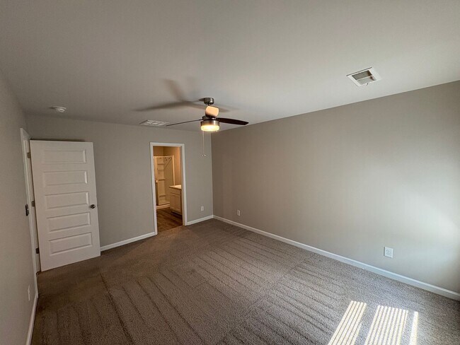 Building Photo - 3 bed, 2 bath available for rent now!