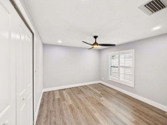 Building Photo - Bright & Pet-Friendly 2BR Home in River Pa...