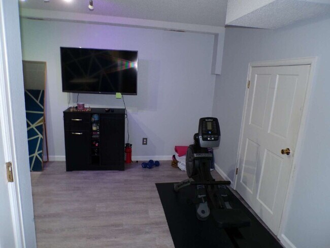Building Photo - Wind Stream Condos - 3 Bedroom - 2 bathroo...