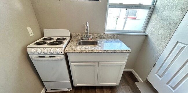Building Photo - Updated 1 Bed 1 Bath Unit in Super Convenient Location!