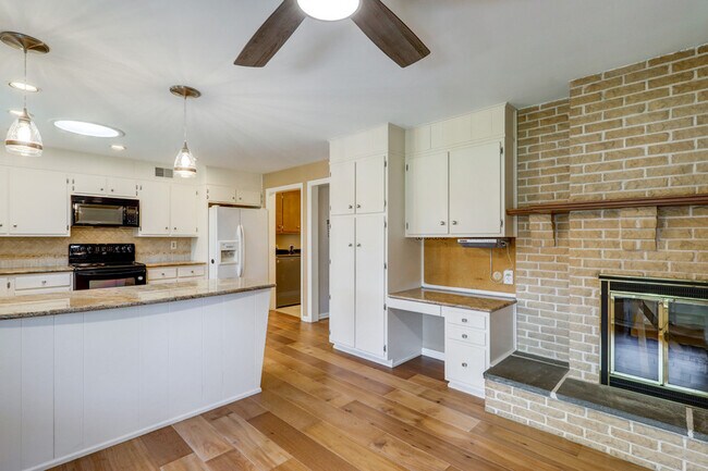 Building Photo - 1827 Larchmont Ln
