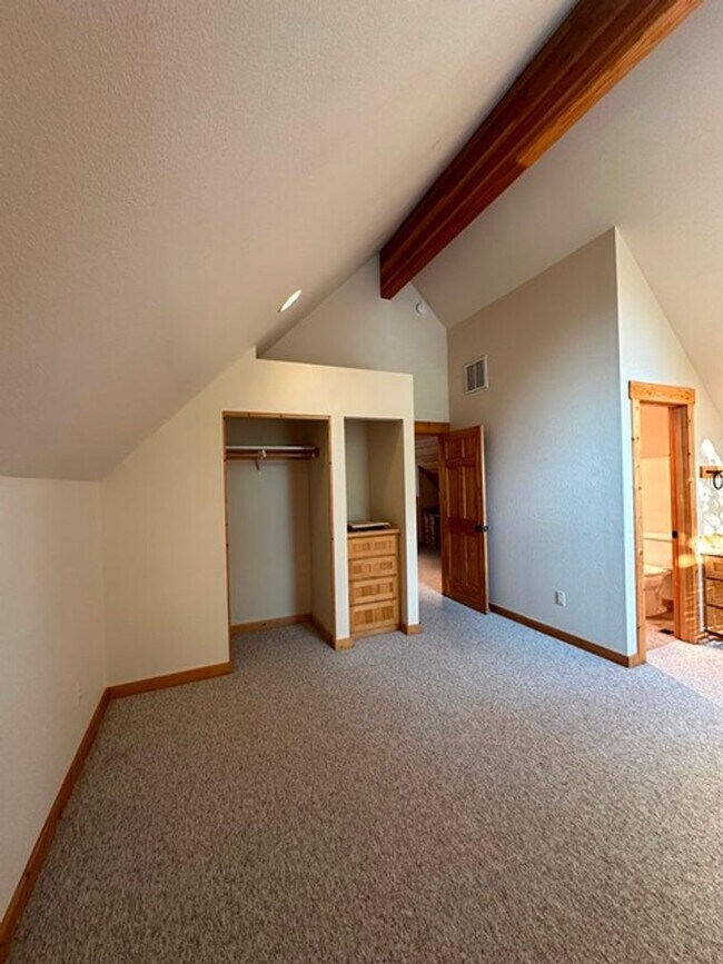 Building Photo - Chalet in the Running Y