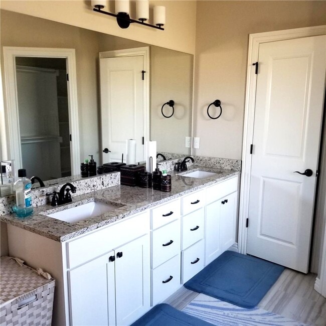 Building Photo - 5810 W Cane Hill Dr