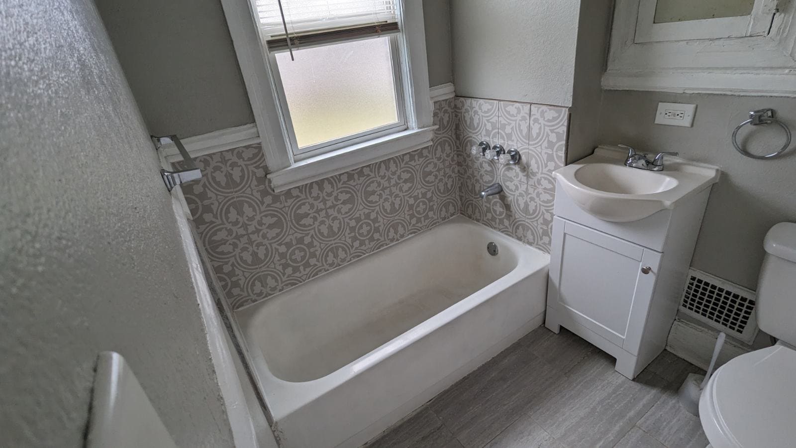 Building Photo - 536 Holbrook St