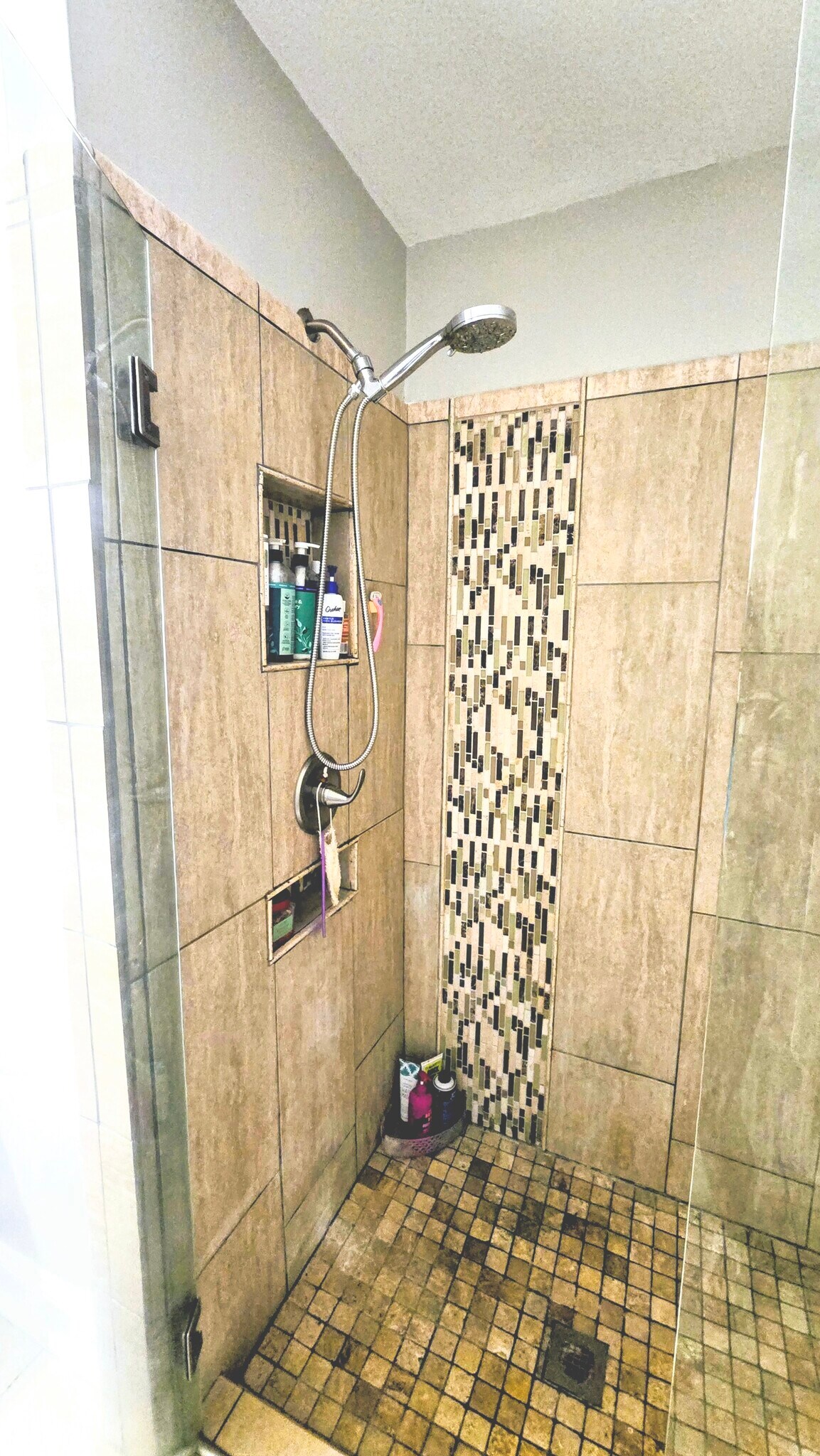 Full Bathroom, Off Dining Area - 806 Main St