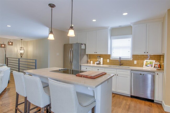 Building Photo - 2105 Rockridge Terrace