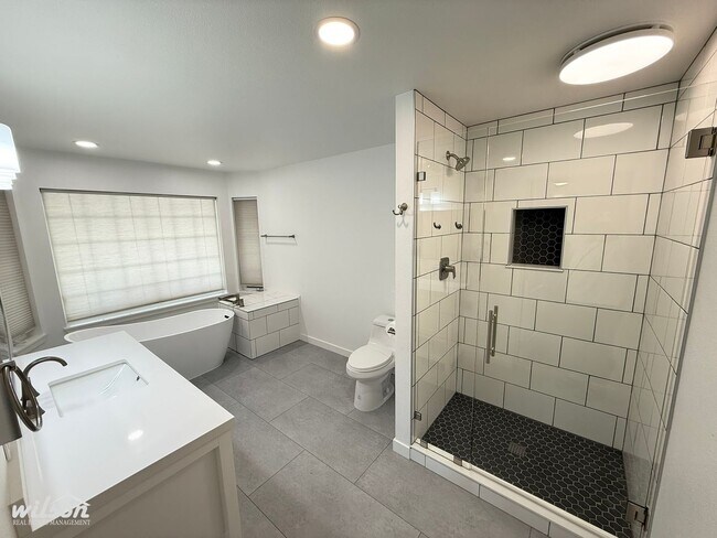 Building Photo - Remodeled 4bd/3ba Naches Home with Firepla...