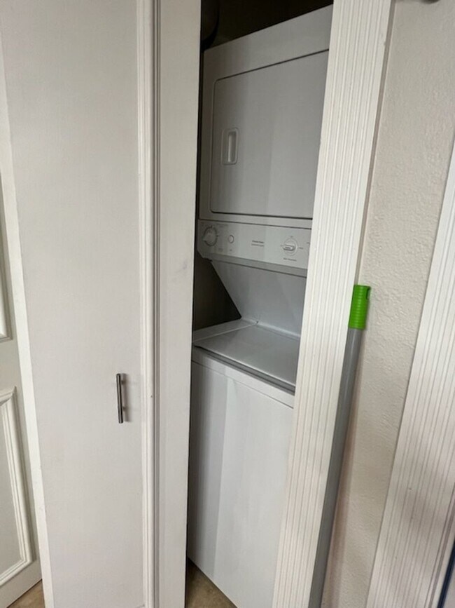 Building Photo - Meridian Luxury 1 Bed | 1 Bath Condo