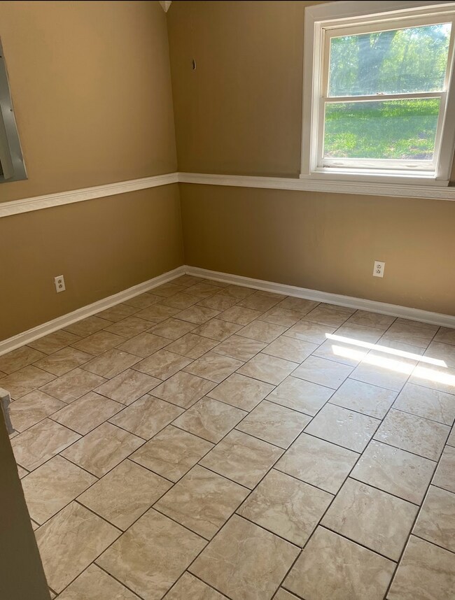 Building Photo - 3Bed 1Bath available with $500 off 1 month rent!