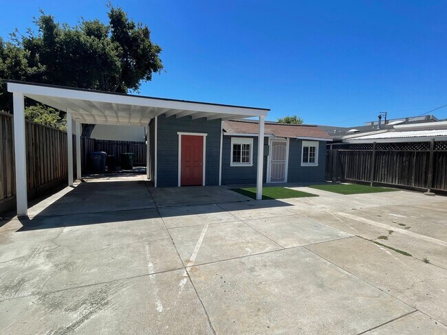 Building Photo - Beautifully maintained detached house with A/C, parking, refrigerator, washer and dryer, private ...