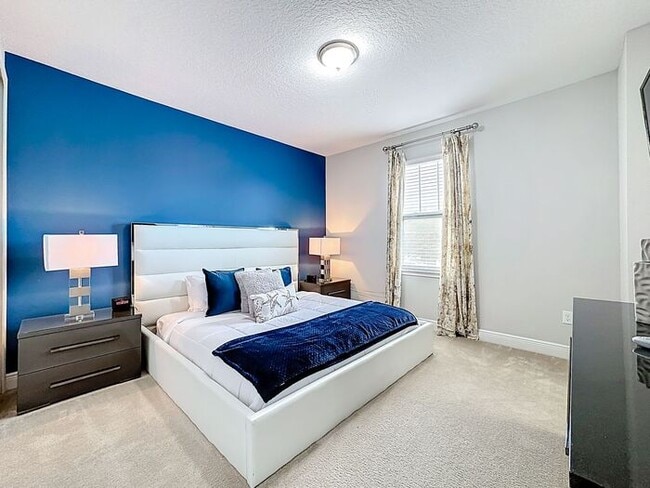 Building Photo - 8 Bedrooms 7 baths on a resort community