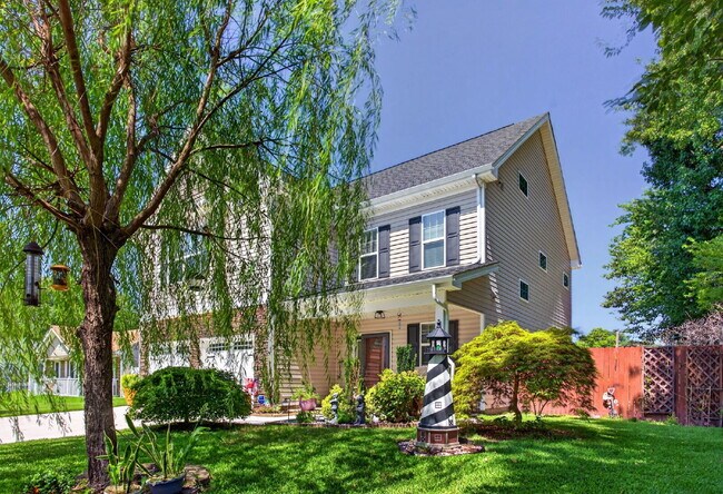 Building Photo - "Spacious 5-Bed featuring TWO PRIMARY SUITES with a beautiful backyard oasis in Norfolk!"