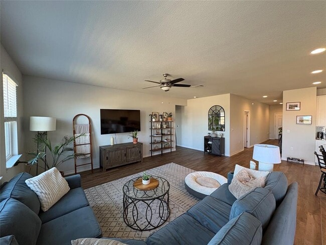 Building Photo - 12000 Saddle Rock Dr