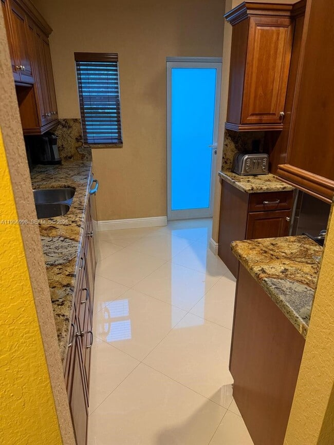 Building Photo - 830 NE 20th Ave