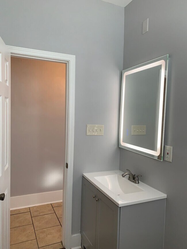 Building Photo - 2746 Gladiolus St