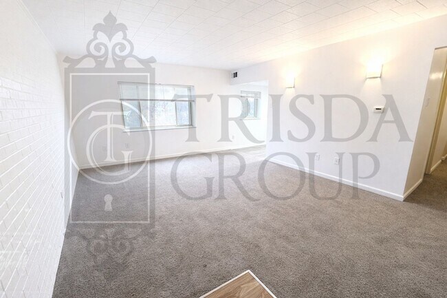 Building Photo - Move In Ready! North Hills School District, Parking, Updated 2 BR, Quartz Countertops, AC, Laundr...