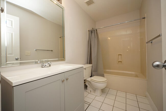 Building Photo - 243 Parkwood Cir