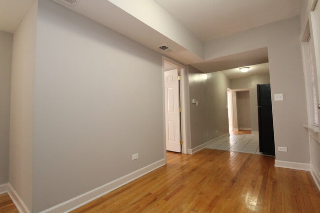 Building Photo - 1348 W Argyle St