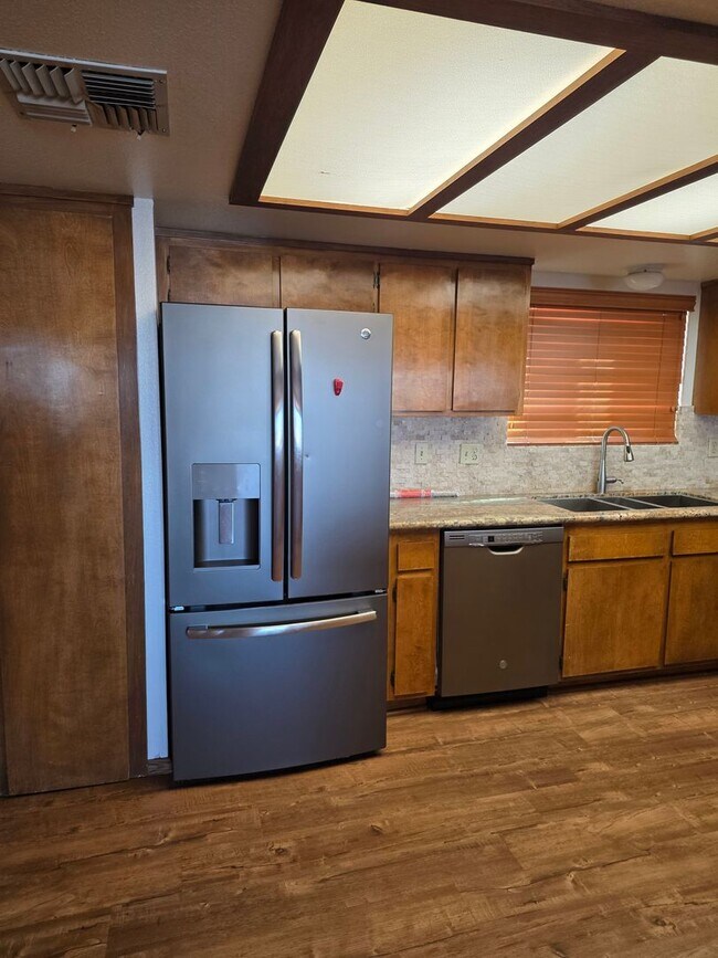 Building Photo - One of Kind 3 bed/2.5 bath home with 3 car attached garage located in BHC.