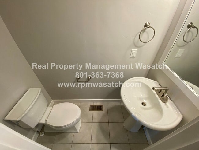 Building Photo - Beautiful 3 Bed, 4 Bath Townhome with 2-ca...