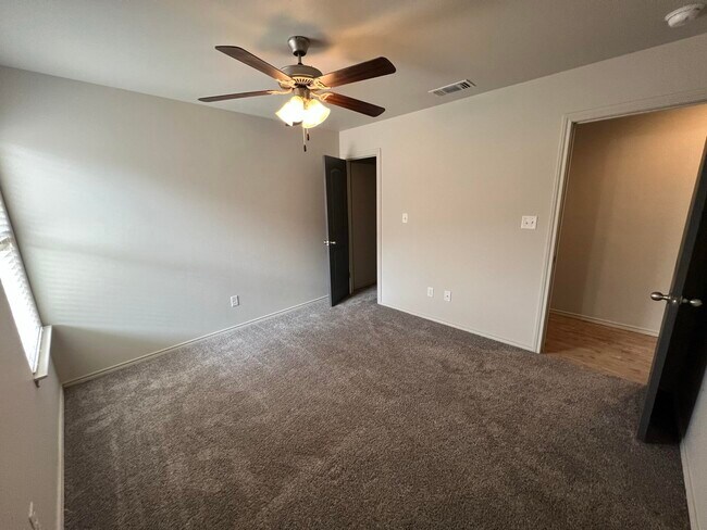 Building Photo - 716 Hillshire Ave