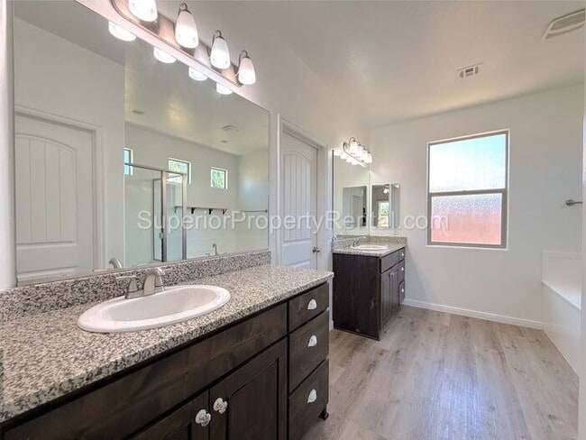 Building Photo - Darling 4 bed, 2 bath home w/2 car garage