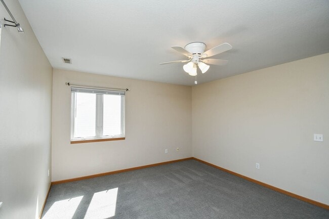 Building Photo - Comfortable 3-Bedroom Condo in Brandon – Available Now!
