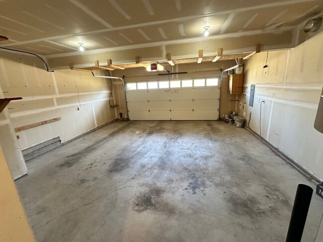 Building Photo - Beautiful Spacious Luxury Home