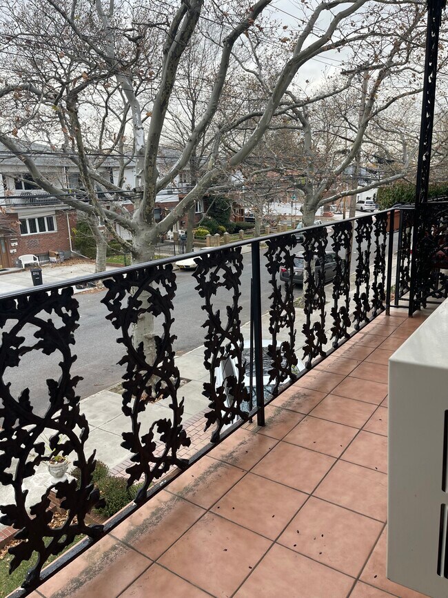 spacious balcony - 2717 E 65th St